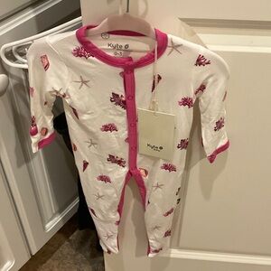 Kyte BABY Raspberry Shell  Print One Piece Footie